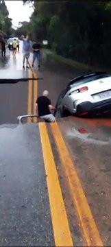 Cratera se abre, carro fica pendurado e motorista é içado em estrada de Florianópolis