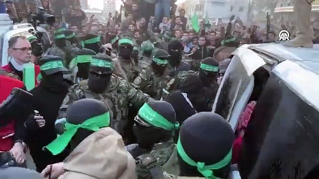🔴Hamas'ın askeri kanadı İzzeddin El Kassam Tugayları, 3 İsrailli esiri Kızılhaç’a teslim etti. 🔴İsrail’in 90 Filistinli mahkumu serbest bırakması bekleniyor.