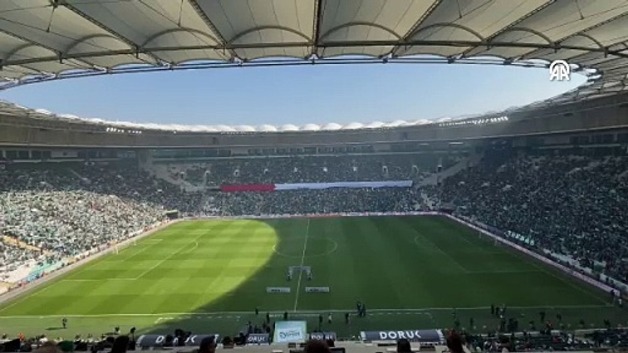 Bursaspor taraftarlarından Filistin koreografisi