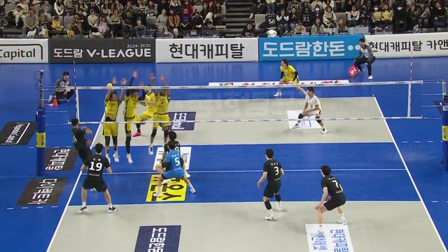 '레오 24점' 현대캐피탈, 13연승 선두 질주 / YTN