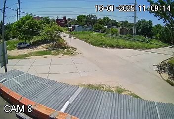 Video: Una patrulla y un auto particular chocan en una intersección en Los Lotes