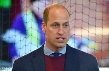 ウィリアム皇太子、パブで推しクラブのサポーターとサッカー談義