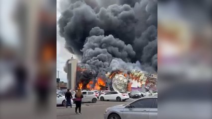 ext-Mega incendio consume plaza comercial en México-160125