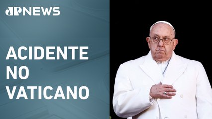 Papa Francisco cai e sofre contusão no braço direito