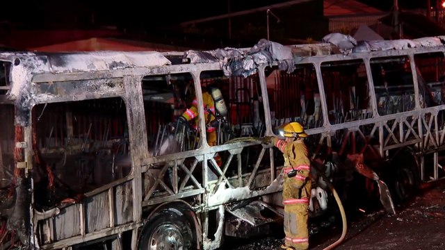 tn7-Autobús envuelto en llamas choca contra casa en Alajuelita-160125