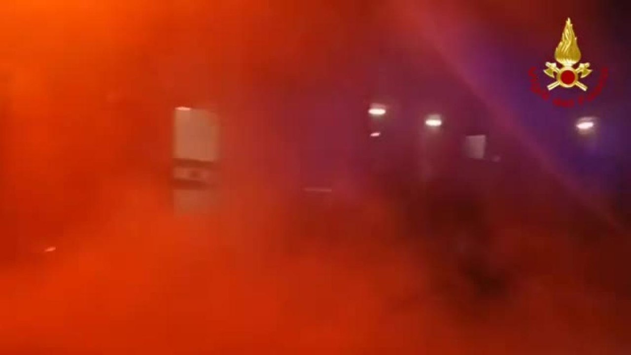 Pisa, incendio in un capannone: intervento in forze dei Vigili del fuoco