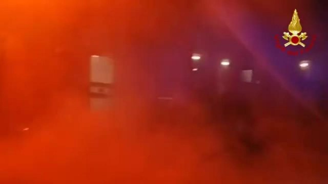 Pisa, incendio in un capannone: intervento in forze dei Vigili del fuoco