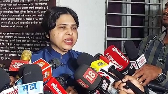 धनंजय मुंडे यांचा राजीनामा घेतला जाणार नाही....मुख्यमंत्री देवेंद्र फडणवीस यांनी मुंडे यांच्या मैत्री खातिर करुणा मुंडे यांना अनेक वेळा विमानाने माहेरी सोडलं..तृप्ती देसाई