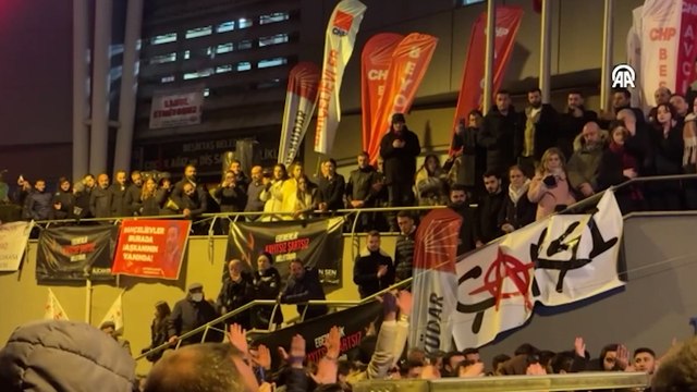 CHP'li grup, Beşiktaş Belediyesi önünde protesto gösterisi yaptı