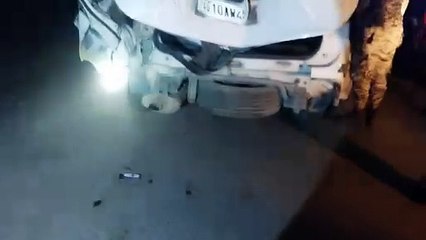 बेकाबू कार पेड से टकराई सड़क दुर्घटना एक की मौत दुसरा घायल