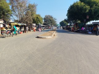 डिवाइडर के दोनों और सड़क की चौड़ाई कम, यात्रियों के लिए बनी परेशानी