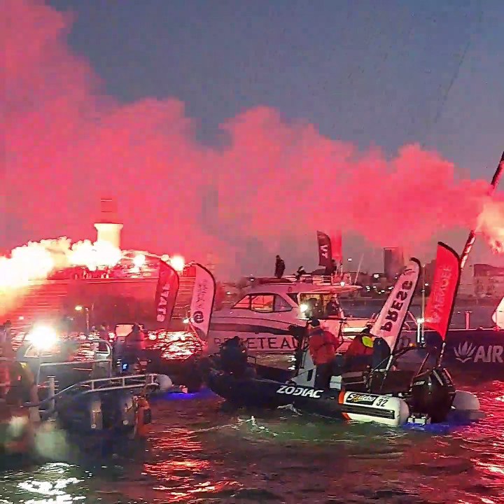 Sébastien Simon s'apprête à remonter le chenal des Sables d'Olonne