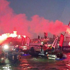 Sébastien Simon s'apprête à remonter le chenal des Sables d'Olonne