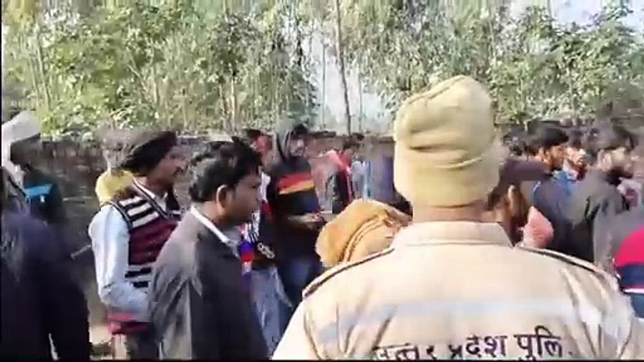 अलीगढ़ में अराजक तत्वों ने अंबेडकर की प्रतिमा क...