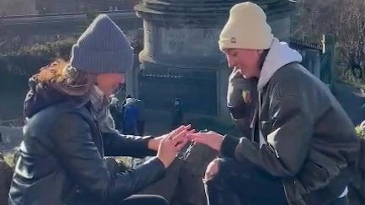 Paar machte sich versehentlich gleichzeitig einen Heiratsantrag