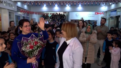 38 yıllık öğretmene, 25 yıldır görev yaptığı okulda Ferdi Tayfur şarkılı veda