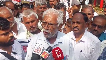 ನಮ್ಮ ಠೇವಣಿ ಹಣ ಮರಳಿಸಿ: ಕಿತ್ತೂರು ಚನ್ನಮ್ಮ ಬ್ಯಾಂಕ್ ಗ್ರಾಹಕರಿಂದ ಪ್ರತಿಭಟನೆ