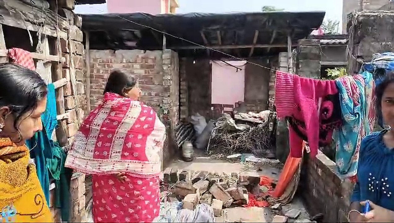বাড়িতে খেলা করার সময় ইটের দেয়াল চাপা পড়ে মৃ...