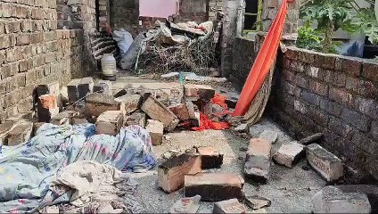 বাড়িতে খেলা করার সময় ইটের দেয়াল চাপা পড়ে মৃত ১ ও জখম ১ শিশু