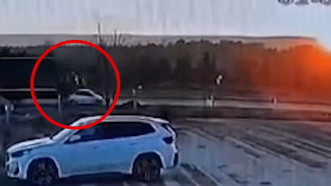 Korkunç kaza! Kamyon park halindeki otomobili biçti! Dehşet anları kamerada