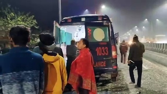 हाईवे पर स्लीपर बस ट्रक में घुसी, आधा दर्जन से अधिक यात्री घायल