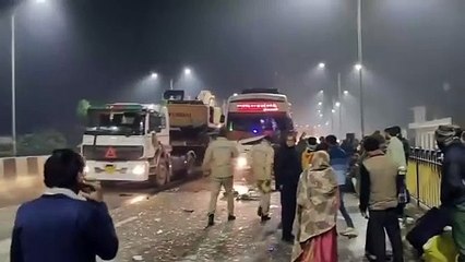 हाईवे पर स्लीपर बस ट्रक में घुसी, आधा दर्जन से अधिक यात्री घायल