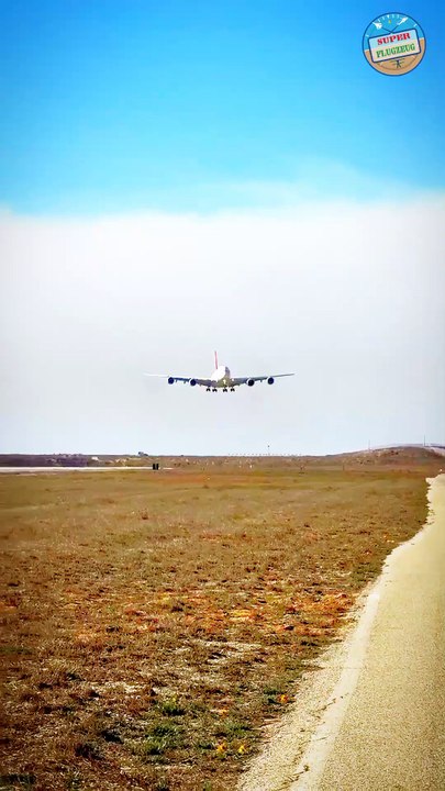 Qantas Airbus A380 Crosswind Landing #qantasairways #airbusa380 #aircraftlanding #aviation #avgeek