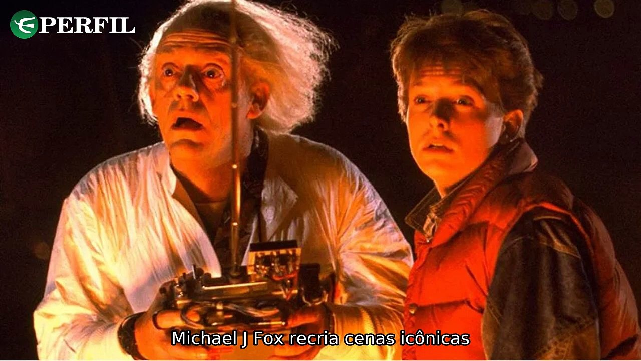 "Michael J. Fox recria cenas de 'De Volta para o Futuro' em evento com avião de Pablo Escobar e elenco de Terra Indomável"