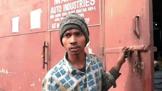 ਫੈਕਟਰੀ ਵਾਲਿਆਂ ਵੱਲੋਂ ਕਰਵਾਈ ਜਾਂਦੀ ਸੀ ਚਾਇਲਡ ਲੇਬਰ, 11 ਸਾਲ ਦੇ ਛੋਟੇ ਬੱਚੇ ਦੀ ਦੋ ਉਂਗਲਾਂ ਵੱਡੀਆਂ, ਐਮਐਲਏ ਛੀਨਾ ਬੱਚੇ ਨੂੰ ਇਨਸਾਫ ਦਿਵਾਉਣ ਲਈ ਪਹੁੰਚੇ, ਫੈਕਟਰੀ ਦੇ ਬਾਹਰ ਹੋਇਆ ਹੰਗਾਮਾ