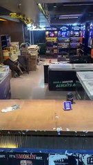 कमीशन पर शराब की बोतल मांगी, विवाद के बाद दुकानदार और खरीददारों में फायरिंग लाठी भी चली