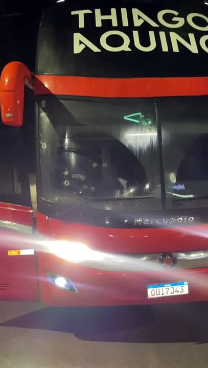Ônibus do cantor Thiago Aquino é alvo de tiros no interior da Bahia