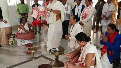 মাজুলীৰ পৰা কুম্ভমেলালৈ যাত্ৰা মাজুলীৰ উত্তৰ কমলাবাৰী সত্ৰৰ সত্ৰাধিকাৰ জনাৰ্দন দেৱ গোস্বামীৰ