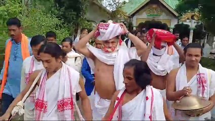 মাজুলীৰ পৰা কুম্ভমেলালৈ যাত্ৰা মাজুলীৰ উত্তৰ কমলাবাৰী সত্ৰৰ সত্ৰাধিকাৰ জনাৰ্দন দেৱ গোস্বামীৰ