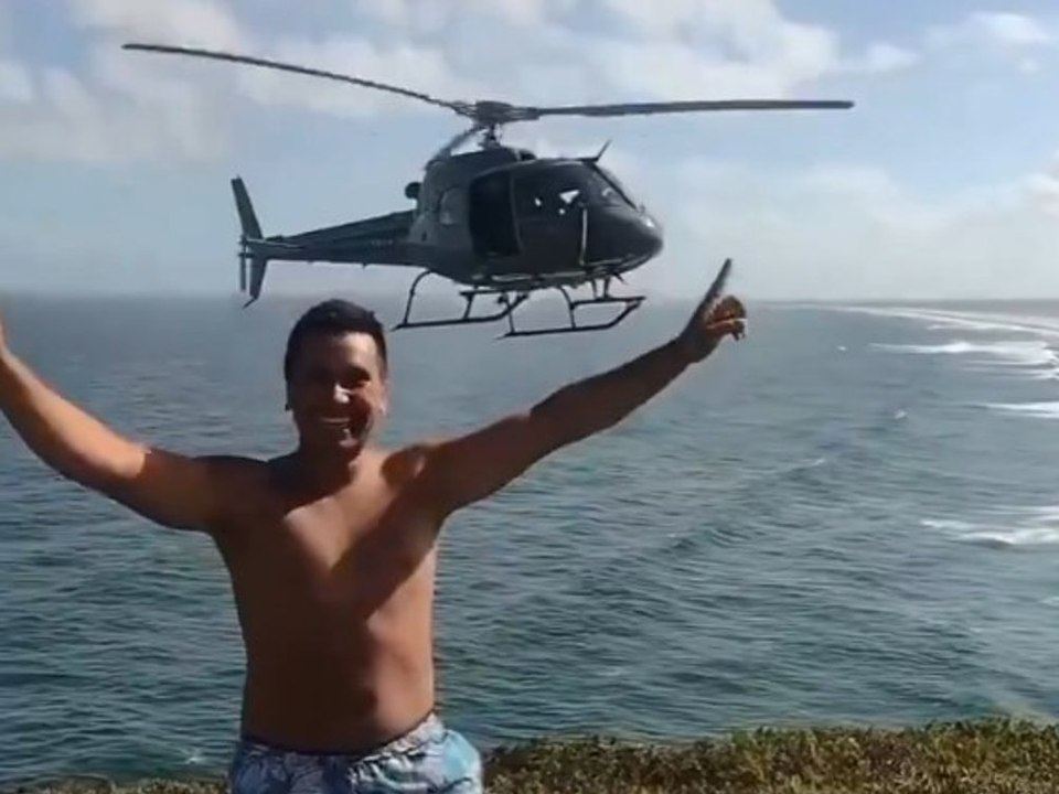 Für selfie: kampfhubschrauber ändert plötzlich den kurs