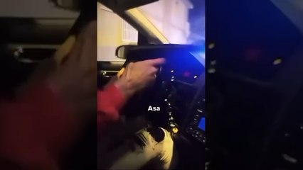 Vídeo | Muestra una pistola dentro de su coche al pasar al lado de una patrulla de Policía