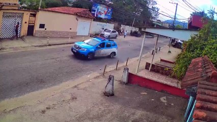 Carros 'voam' durante perseguição policial na Zona Oeste