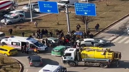 Siirt'te otomobiller çarpıştı! Hastanede taraflar kavgaya tutuştu