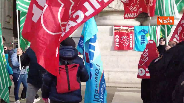 Il presidio dei lavoratori in Stazione Centrale Milano per 68 licenziamenti in tre bar e ristornanti