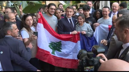 Libano, Macron incontra rappresentanti ONG e cittadini di Beirut