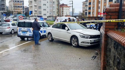 Silahla yaralandı, hastane yolunda kaza yaptı
