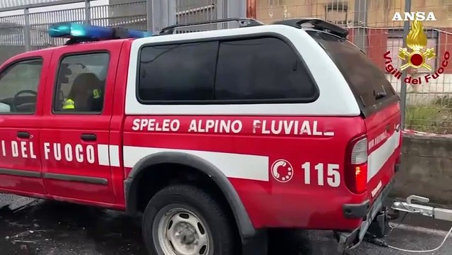 Maltempo a Catania: auto sommersa dall'acqua, soccorsa dai pompieri