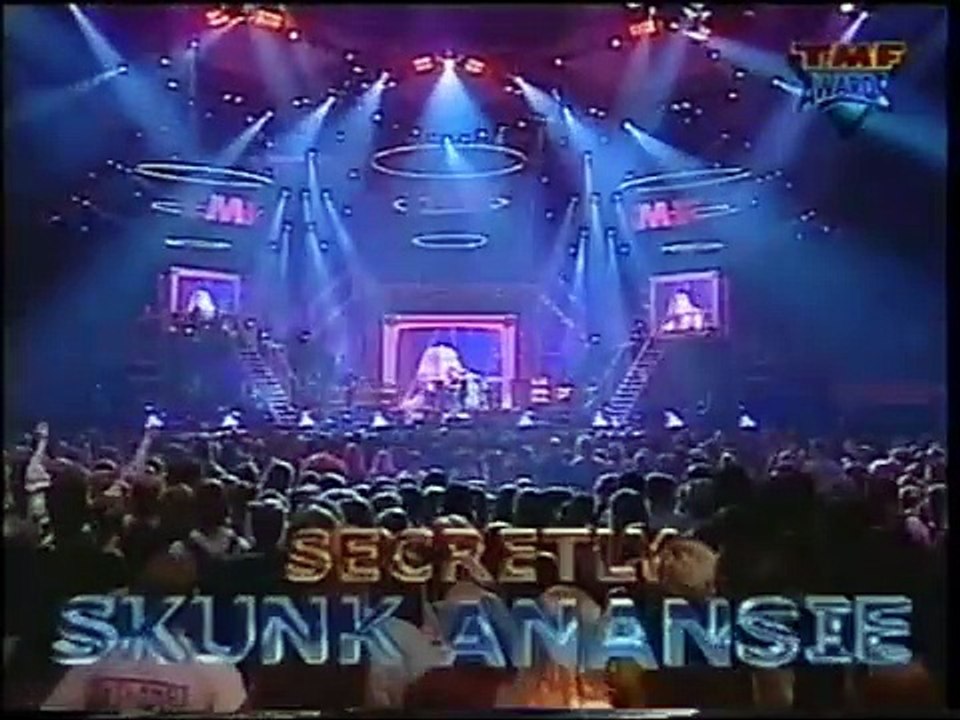 Skunk Anansie chante "Secretly" en live