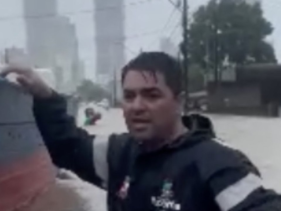 Bürgermeister schwimmt in Brasilien durch Hochwasser