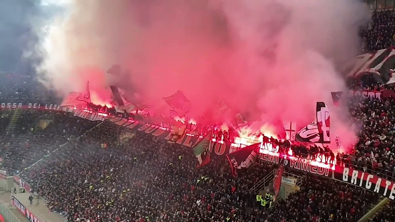 Les Fans de l'AC Milan entonnant : 'Sarà Perché Ti Amo' Résonne à San Siro