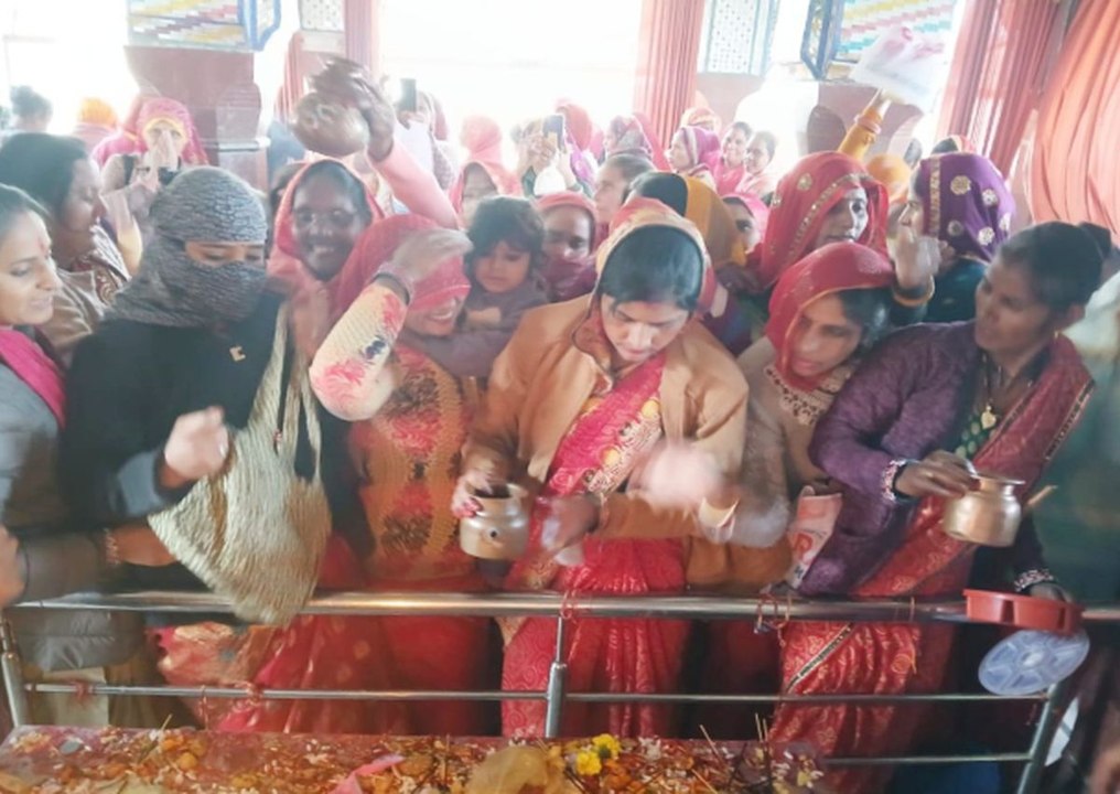 वीडियो.... महिलाओं ने तिलकुट चौथ का रखा उपवास, माता की पूजा कर सामूहिक कहानी सुनी