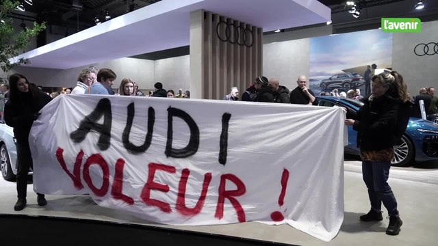Manifestation de travailleurs d’Audi et sympathisants sur le stand du constructeur au salon de l’auto
