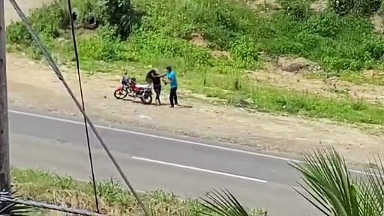 VIDEO; Hombre golpea a una mujer en plena carretera en el Trópico