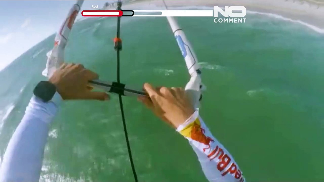 Un kitesurfeur saute au-dessus d'un avion pour la première fois au monde