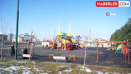 Karnesini Alan Çocuklar Parkta Güneşin Tadını Çıktı