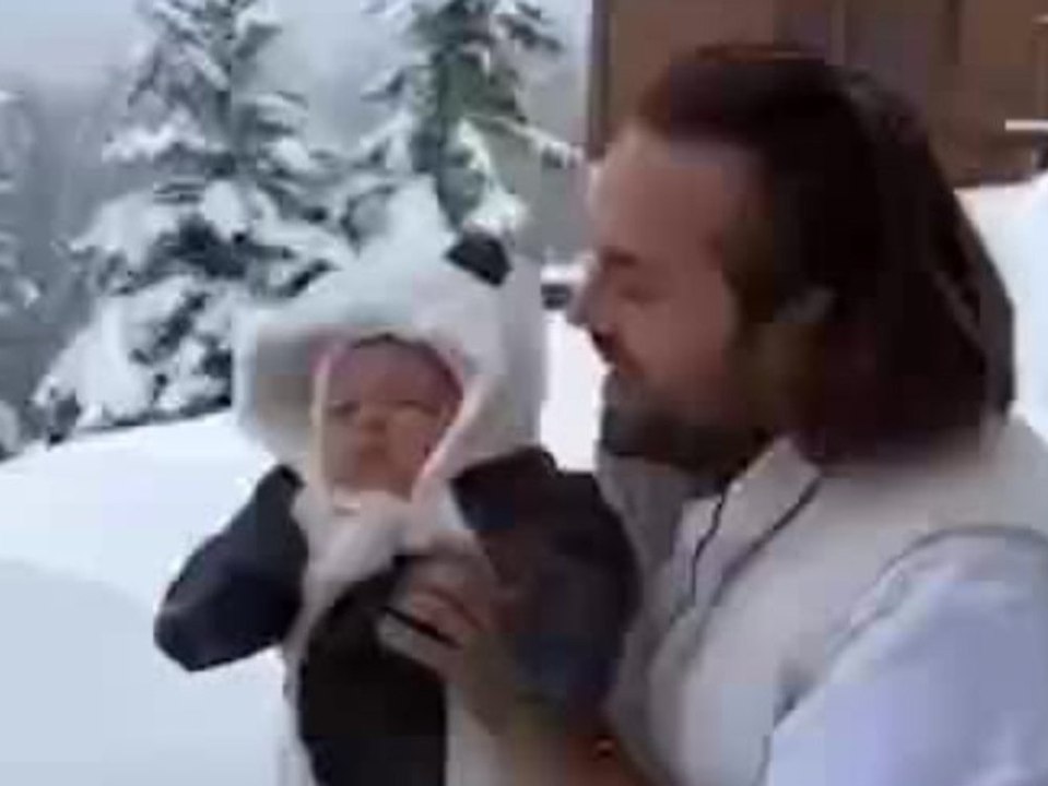 Influencer wirft baby in einen schneehaufen und soll verhaftet werden